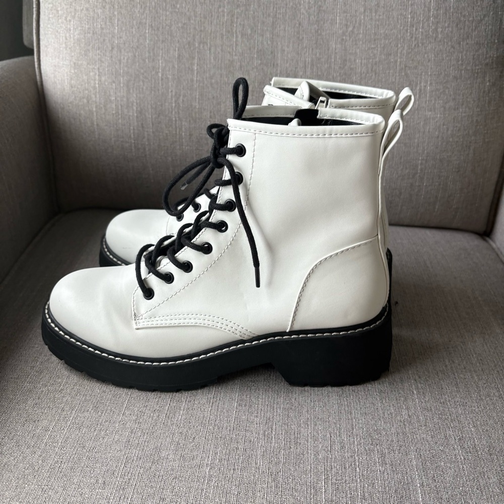 Madden Girl Women’s Carra Fashion Lace Up Boot EUC - Size 9
